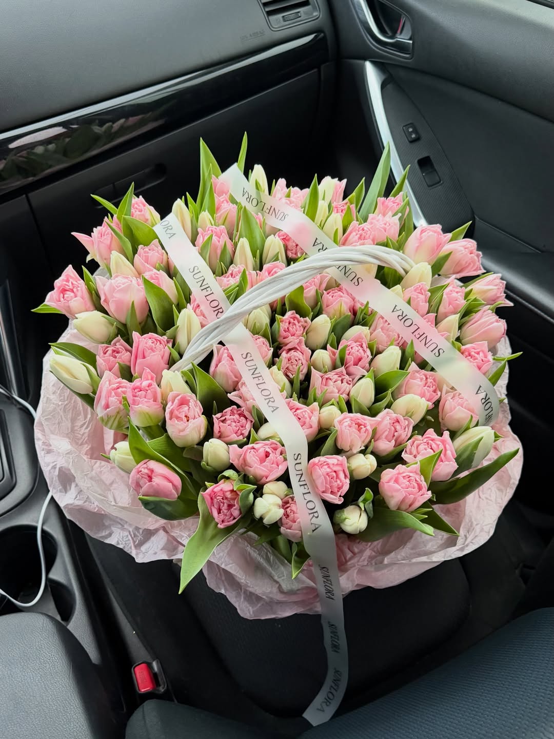 Корзина з тюльпанами Київ